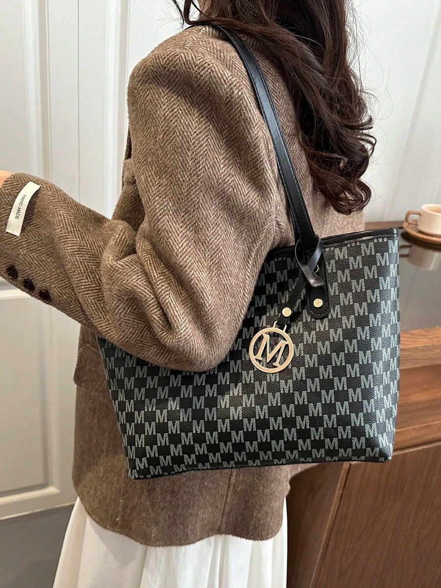 1pc All-Over Print Shoulder Bag, Vintage Letter Print Crossbody Bag, Large Capacity Tote Bag, Perfect Underarm Bag For Commuting (Random Left/Right Pendant)