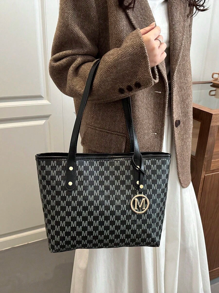 1pc All-Over Print Shoulder Bag, Vintage Letter Print Crossbody Bag, Large Capacity Tote Bag, Perfect Underarm Bag For Commuting (Random Left/Right Pendant)