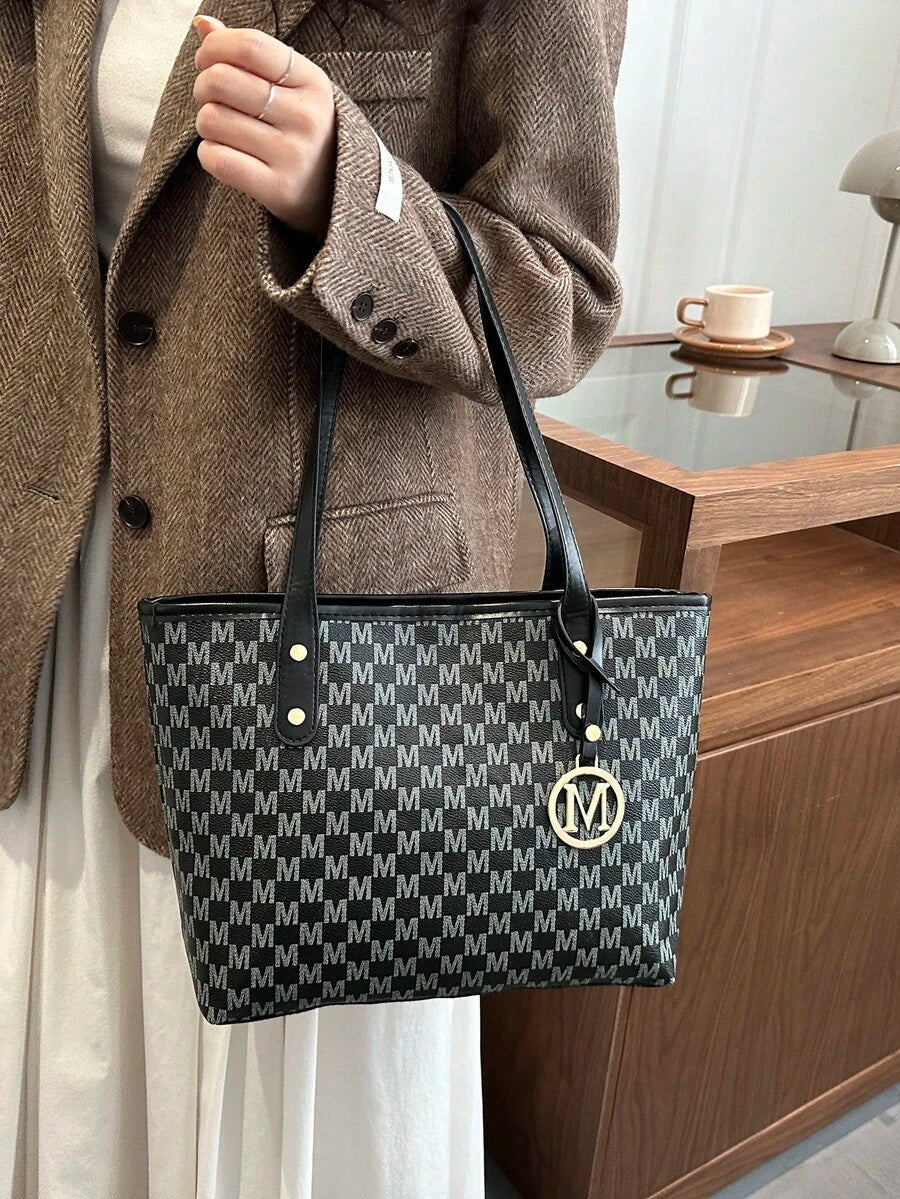 1pc All-Over Print Shoulder Bag, Vintage Letter Print Crossbody Bag, Large Capacity Tote Bag, Perfect Underarm Bag For Commuting (Random Left/Right Pendant)